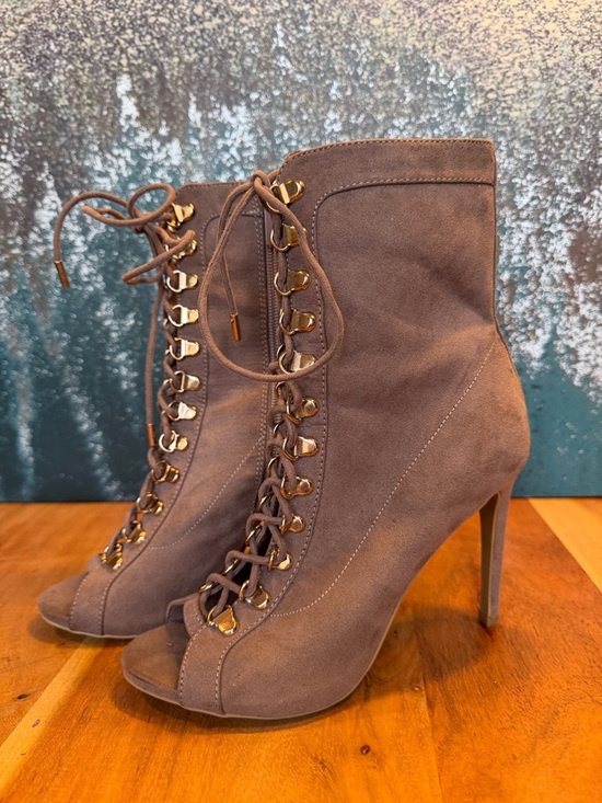 Anne Michelle Shoes - Anne Michelle Y2K Inspired Taupe Lace-Up Heeled Booties (VGUC)